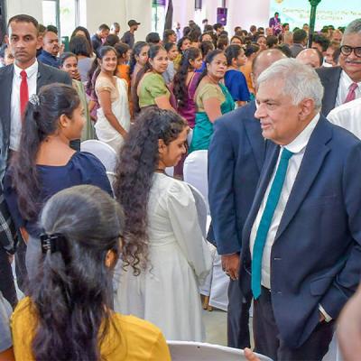 රටේ ජාතික සම්පත තරුණ පරපුරයි, පාඩු ලබන රාජ්‍ය ව්‍යවසාය නොවේ - රනිල්