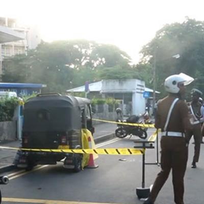 කොළඹ 7 ත්‍රිවිල් රථයක් තුළ කපා කොටා ඝාතනය කළ සිරුරක්