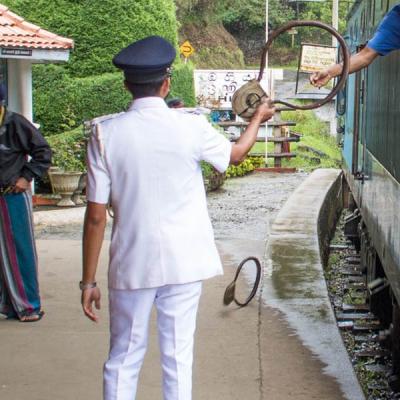 සේවයට වාර්තා නොකළ සියලු දුම්රිය සේවකයින් තනතුරුවලින් ඉවතට