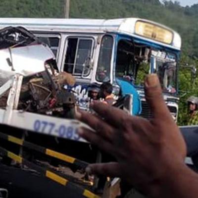 බස් - ලොරි අනතුරකින් පාසල් සිසුන් පිරිසක් රෝහලට