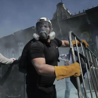 මෙක්සිකෝ රජයට එරෙහිව දහස් ගණනක් පාරට - ගැටුම්වලින් 120 දෙනෙකුට තුවාල