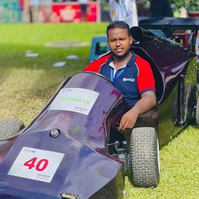 පාසල් සිසුවෙකුගෙන් ෆොර්මියුලා රථයක්