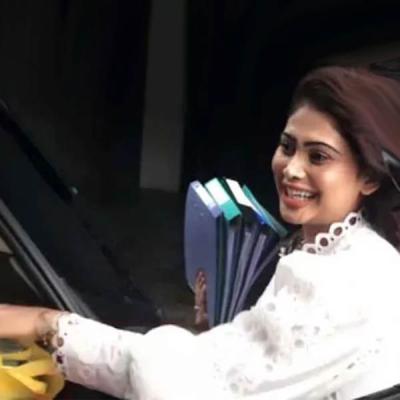 100ට 200ක් මම සාධාරණයි - CID ගිය පියුමි කට අරියි (වීඩියෝ)